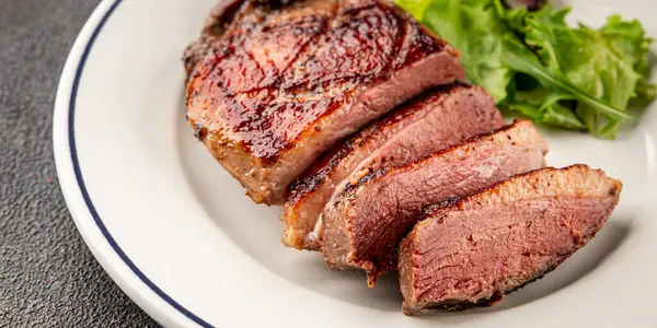 Ördek göğsü rosto et kümes hayvanları taze lezzetli gurme yemek arkaplan masa üzerinde rustik gıda üst görünüm fotokopi alanı