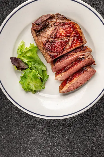 Ördek göğsü rosto et kümes hayvanları taze lezzetli gurme yemek arkaplan masa üzerinde rustik gıda üst görünüm fotokopi alanı