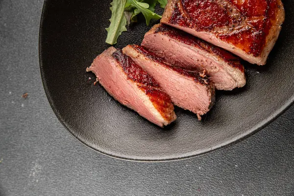 Ördek göğsü rosto et kümes hayvanları taze lezzetli gurme yemek arkaplan masa üzerinde rustik gıda üst görünüm fotokopi alanı