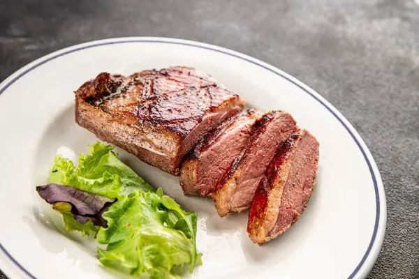 Ördek göğsü rosto et kümes hayvanları taze lezzetli gurme yemek arkaplan masa üzerinde rustik gıda üst görünüm fotokopi alanı