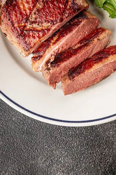 Ördek göğsü rosto et kümes hayvanları taze lezzetli gurme yemek arkaplan masa üzerinde rustik gıda üst görünüm fotokopi alanı