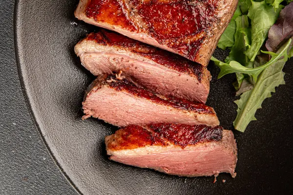 Ördek göğsü rosto et kümes hayvanları taze lezzetli gurme yemek arkaplan masa üzerinde rustik gıda üst görünüm fotokopi alanı