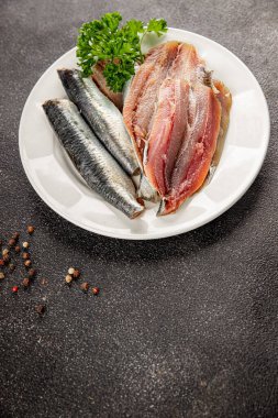 Sardalya çiğ balığı fileto deniz ürünleri ançüezli fileto taze leziz gurme yemek arkaplan masanın üzerinde rustik gıda üst görünümü fotokopi alanı pesseeter diyet