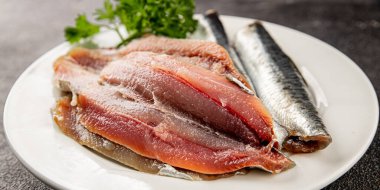 Sardalya çiğ balığı fileto deniz ürünleri ançüezli fileto taze leziz gurme yemek arkaplan masanın üzerinde rustik gıda üst görünümü fotokopi alanı pesseeter diyet