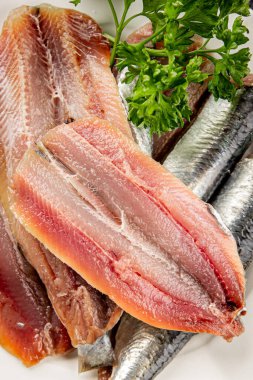 Sardalya çiğ balığı fileto deniz ürünleri ançüezli fileto taze leziz gurme yemek arkaplan masanın üzerinde rustik gıda üst görünümü fotokopi alanı pesseeter diyet