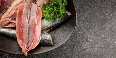 Sardalya çiğ balığı fileto deniz ürünleri ançüezli fileto taze leziz gurme yemek arkaplan masanın üzerinde rustik gıda üst görünümü fotokopi alanı pesseeter diyet