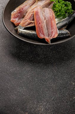 Sardalya çiğ balığı fileto deniz ürünleri ançüezli fileto taze leziz gurme yemek arkaplan masanın üzerinde rustik gıda üst görünümü fotokopi alanı pesseeter diyet