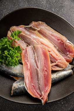 Sardalya çiğ balığı fileto deniz ürünleri ançüezli fileto taze leziz gurme yemek arkaplan masanın üzerinde rustik gıda üst görünümü fotokopi alanı pesseeter diyet