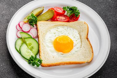 Kavrulmuş gazhane yumurtaları sepette lezzetli atıştırmalıklar bir kase lezzetli gurme yemek arka planında masa rustik gıda üst görünümde fotokopi alanı