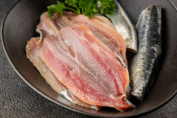 Sardalya çiğ balığı fileto deniz ürünleri ançüezli fileto taze leziz gurme yemek arkaplan masanın üzerinde rustik gıda üst görünümü fotokopi alanı pesseeter diyet