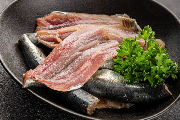 Sardalya çiğ balığı fileto deniz ürünleri ançüezli fileto taze leziz gurme yemek arkaplan masanın üzerinde rustik gıda üst görünümü fotokopi alanı pesseeter diyet