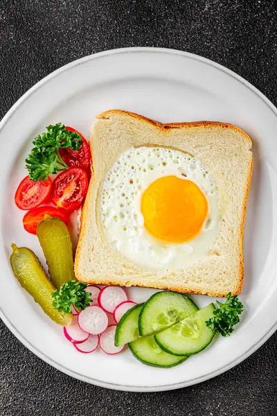 Kavrulmuş gazhane yumurtaları sepette lezzetli atıştırmalıklar bir kase lezzetli gurme yemek arka planında masa rustik gıda üst görünümde fotokopi alanı