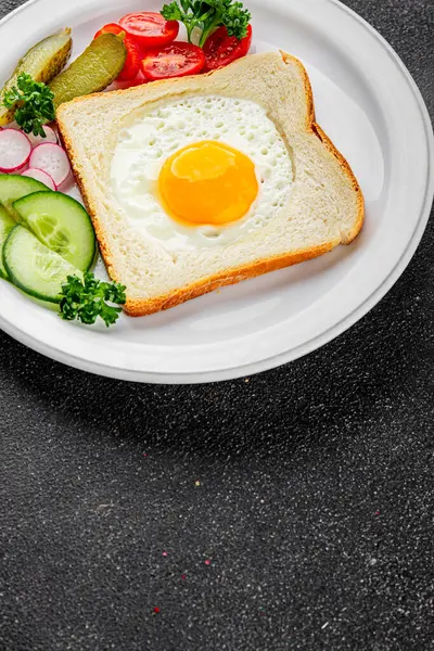 Kavrulmuş gazhane yumurtaları sepette lezzetli atıştırmalıklar bir kase lezzetli gurme yemek arka planında masa rustik gıda üst görünümde fotokopi alanı