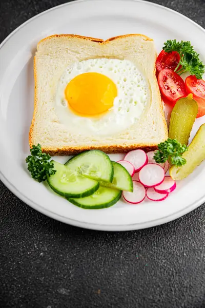 Kavrulmuş gazhane yumurtaları sepette lezzetli atıştırmalıklar bir kase lezzetli gurme yemek arka planında masa rustik gıda üst görünümde fotokopi alanı
