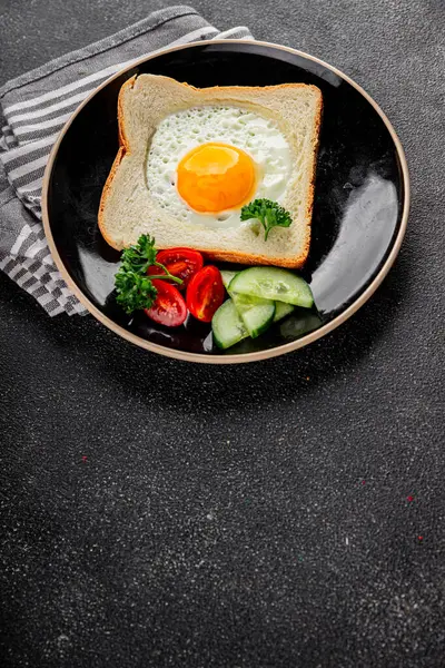 Kavrulmuş gazhane yumurtaları sepette lezzetli atıştırmalıklar bir kase lezzetli gurme yemek arka planında masa rustik gıda üst görünümde fotokopi alanı