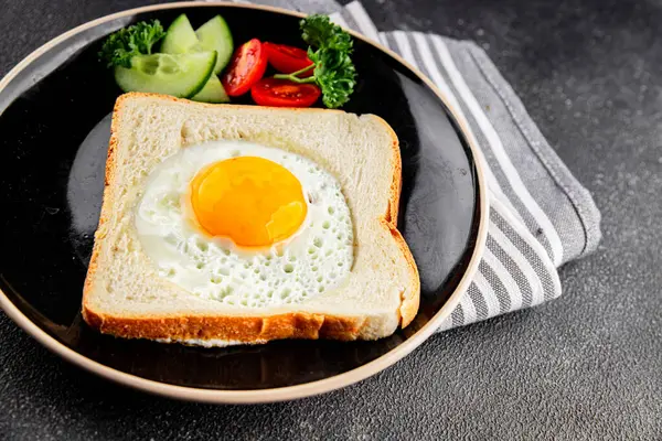 Kavrulmuş gazhane yumurtaları sepette lezzetli atıştırmalıklar bir kase lezzetli gurme yemek arka planında masa rustik gıda üst görünümde fotokopi alanı