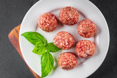 Köfteler çiğ domuz eti, sığır eti, tavuk taze lezzetli gurme yemek arka planı masa rustik gıda üst görünüm fotokopi alanı