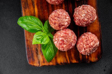 Köfteler çiğ domuz eti, sığır eti, tavuk taze lezzetli gurme yemek arka planı masa rustik gıda üst görünüm fotokopi alanı