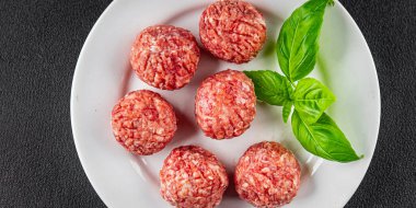 Köfteler çiğ domuz eti, sığır eti, tavuk taze lezzetli gurme yemek arka planı masa rustik gıda üst görünüm fotokopi alanı