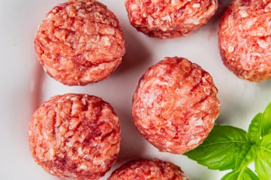 Köfteler çiğ domuz eti, sığır eti, tavuk taze lezzetli gurme yemek arka planı masa rustik gıda üst görünüm fotokopi alanı