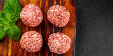 Köfteler çiğ domuz eti, sığır eti, tavuk taze lezzetli gurme yemek arka planı masa rustik gıda üst görünüm fotokopi alanı