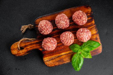 Köfteler çiğ domuz eti, sığır eti, tavuk taze lezzetli gurme yemek arka planı masa rustik gıda üst görünüm fotokopi alanı