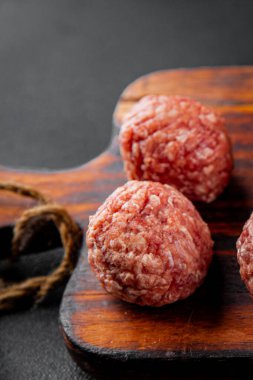 Köfteler çiğ domuz eti, sığır eti, tavuk taze lezzetli gurme yemek arka planı masa rustik gıda üst görünüm fotokopi alanı