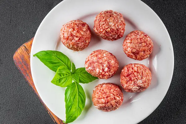 Köfteler çiğ domuz eti, sığır eti, tavuk taze lezzetli gurme yemek arka planı masa rustik gıda üst görünüm fotokopi alanı