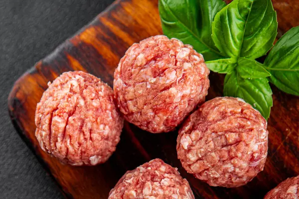 Köfteler çiğ domuz eti, sığır eti, tavuk taze lezzetli gurme yemek arka planı masa rustik gıda üst görünüm fotokopi alanı