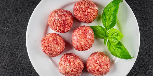 Köfteler çiğ domuz eti, sığır eti, tavuk taze lezzetli gurme yemek arka planı masa rustik gıda üst görünüm fotokopi alanı