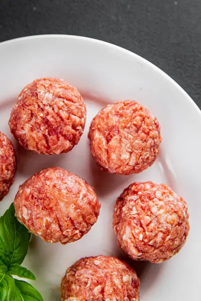 Köfteler çiğ domuz eti, sığır eti, tavuk taze lezzetli gurme yemek arka planı masa rustik gıda üst görünüm fotokopi alanı