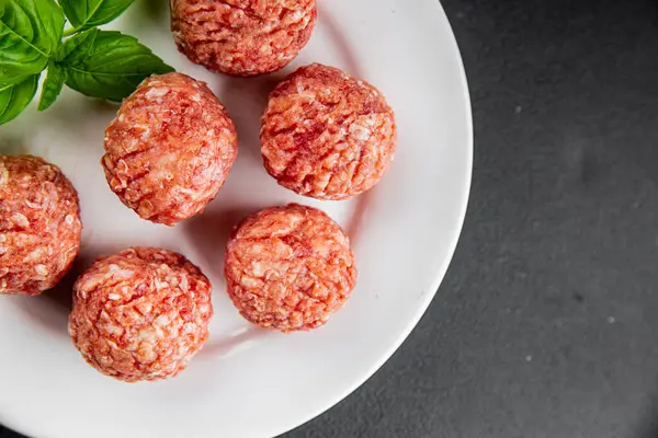 Köfteler çiğ domuz eti, sığır eti, tavuk taze lezzetli gurme yemek arka planı masa rustik gıda üst görünüm fotokopi alanı