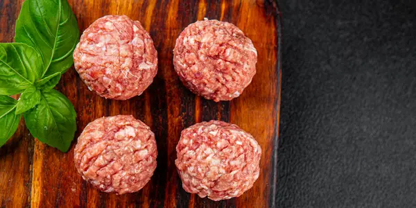 Köfteler çiğ domuz eti, sığır eti, tavuk taze lezzetli gurme yemek arka planı masa rustik gıda üst görünüm fotokopi alanı