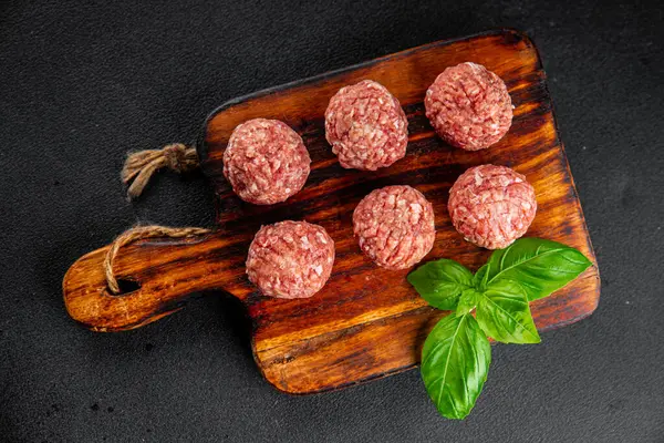 Köfteler çiğ domuz eti, sığır eti, tavuk taze lezzetli gurme yemek arka planı masa rustik gıda üst görünüm fotokopi alanı