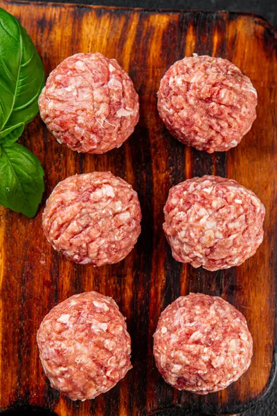 Köfteler çiğ domuz eti, sığır eti, tavuk taze lezzetli gurme yemek arka planı masa rustik gıda üst görünüm fotokopi alanı