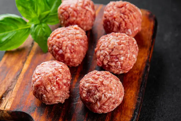 Köfteler çiğ domuz eti, sığır eti, tavuk taze lezzetli gurme yemek arka planı masa rustik gıda üst görünüm fotokopi alanı