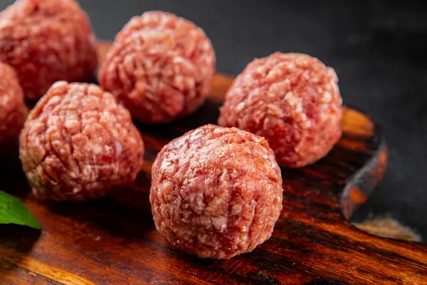 Köfteler çiğ domuz eti, sığır eti, tavuk taze lezzetli gurme yemek arka planı masa rustik gıda üst görünüm fotokopi alanı