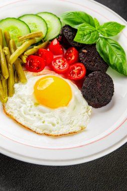 İngiliz kahvaltısı sahanda yumurta, kara puding, sebzeler, fasulye taze gurme yemek arkaplanı masanın kırsal kesiminde fotokopi alanı.