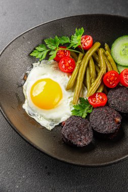 İngiliz kahvaltısı sahanda yumurta, kara puding, sebzeler, fasulye taze gurme yemek arkaplanı masanın kırsal kesiminde fotokopi alanı.