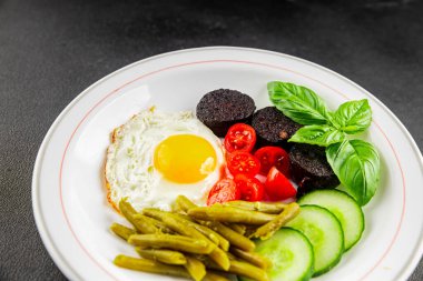 İngiliz kahvaltısı sahanda yumurta, kara puding, sebzeler, fasulye taze gurme yemek arkaplanı masanın kırsal kesiminde fotokopi alanı.