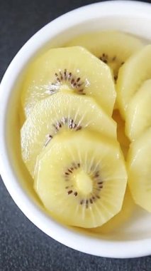 Kivi sarısı lezzetli meyveler lezzetli lezzetli gurme yemek geçmişi masa rustik yemekler fotokopi alanı keto ve paleo diyet vegan ve vejetaryen yemekleri