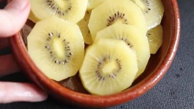 Kivi sarısı lezzetli meyveler lezzetli lezzetli gurme yemek geçmişi masa rustik yemekler fotokopi alanı keto ve paleo diyet vegan ve vejetaryen yemekleri