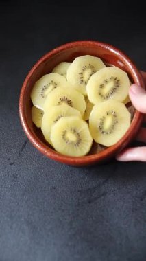 Kivi sarısı lezzetli meyveler lezzetli lezzetli gurme yemek geçmişi masa rustik yemekler fotokopi alanı keto ve paleo diyet vegan ve vejetaryen yemekleri