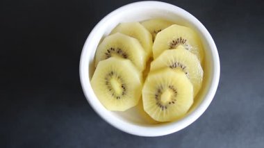 Kivi sarısı lezzetli meyveler lezzetli lezzetli gurme yemek geçmişi masa rustik yemekler fotokopi alanı keto ve paleo diyet vegan ve vejetaryen yemekleri