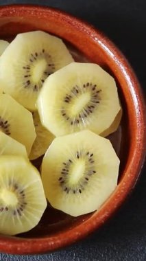 Kivi sarısı lezzetli meyveler lezzetli lezzetli gurme yemek geçmişi masa rustik yemekler fotokopi alanı keto ve paleo diyet vegan ve vejetaryen yemekleri