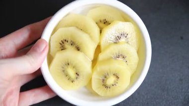 Kivi sarısı lezzetli meyveler lezzetli lezzetli gurme yemek geçmişi masa rustik yemekler fotokopi alanı keto ve paleo diyet vegan ve vejetaryen yemekleri