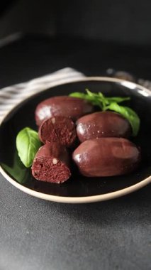 Siyah puding sosis taze lezzetli gurme yemek arkaplanı masanın üstünde rustik yemek üst görünümü fotokopi alanı