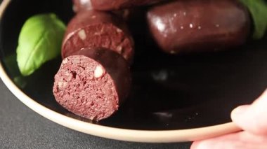 Siyah puding sosis taze lezzetli gurme yemek arkaplanı masanın üstünde rustik yemek üst görünümü fotokopi alanı