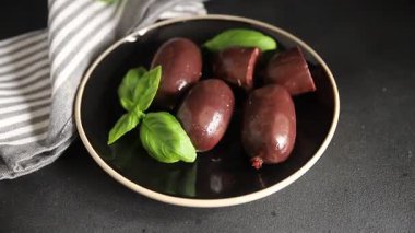 Siyah puding sosis taze lezzetli gurme yemek arkaplanı masanın üstünde rustik yemek üst görünümü fotokopi alanı