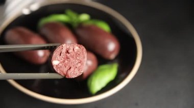 Siyah puding sosis taze lezzetli gurme yemek arkaplanı masanın üstünde rustik yemek üst görünümü fotokopi alanı